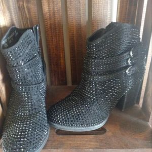 Dazzling black dress boots size 7. 1/2 like new